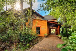 Exterior - Basecamp Stays: Upscale Couple's Getaway, Hot Tubs (Driggs)