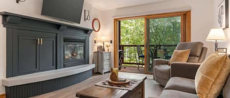 Una televisión, una chimenea, una oficina