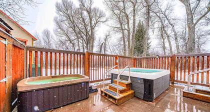 Basecamp Stays: Upscale Couple's Getaway, Hot Tubs