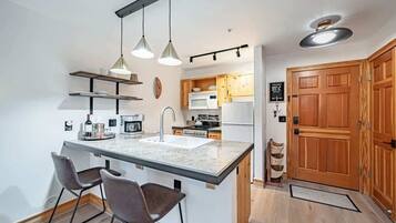 Fridge, microwave, oven, stovetop