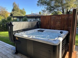 Bañera de hidromasaje al aire libre