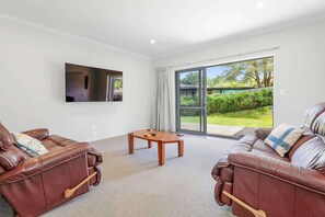TV, offices - All Inn | Ride to the Redwoods with Spa Pool (Rotorua)