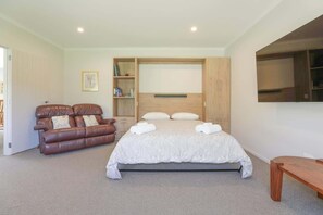 3 bedrooms, desk, iron/ironing board, travel cot - All Inn | Ride to the Redwoods with Spa Pool (Rotorua)