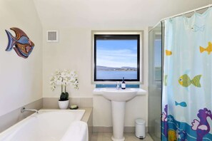 Shower, hair dryer, towels - Pukeko Landing | Stunning Lake Views with Spa Pool (Rotorua)
