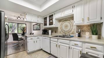 Een koelkast, een magnetron, een oven, een kookplaat