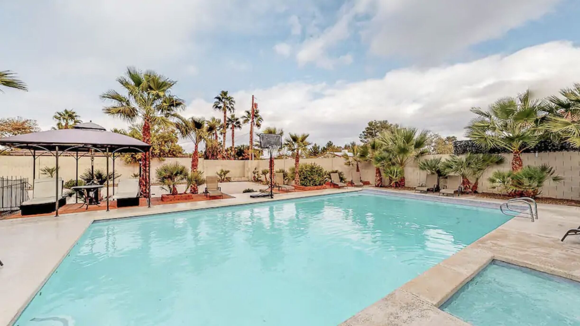 Affordable Vacation Resort – Pool, Hot Tub, Volleyball, Basketball & Billiards