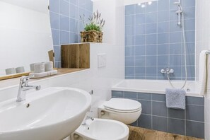 Bidet, serviettes fournies, papier toilette