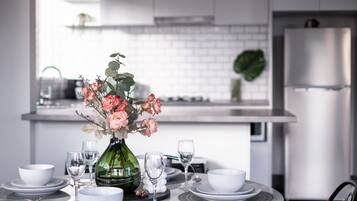 Een koelkast, een microgolfoven, een oven, een kookplaat