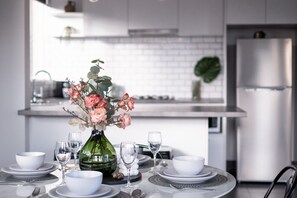 Kylskåp, mikrovågsugn, ugn och spishäll