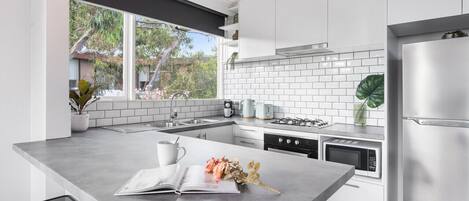 Frigorifero, microonde, forno, piano cottura