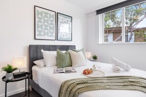 2 sovrum, skrivbord, strykjärn/strykbräda och resesäng