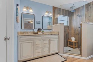 Dusche, Haartrockner, Handtücher, Shampoo
