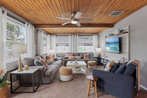 Smart TV, fireplace, video games, offices - 12 min to Beach, Pickleball, Mini-Golf, Hot Tub (Bradenton)