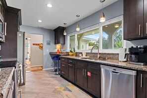 Fridge, microwave, oven, stovetop - 12 min to Beach, Pickleball, Mini-Golf, Hot Tub (Bradenton)