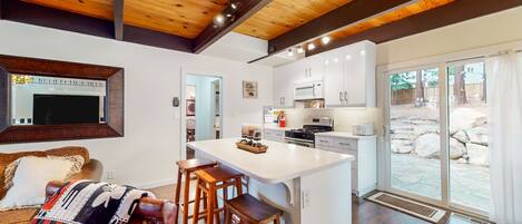 冷蔵庫、電子レンジ、オーブン、コンロ