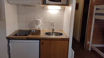 Réfrigérateur, micro-ondes, cafetière/bouilloire, bouilloire électrique