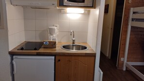 Réfrigérateur, micro-ondes, plaque de cuisson, cafetière/bouilloire