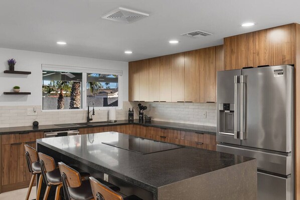 Fridge, microwave, oven, stovetop - Prime Location Oasis with Pool: Perfect Getaway! (Chandler)