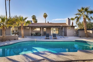 Pool - Prime Location Oasis with Pool: Perfect Getaway! (Chandler)