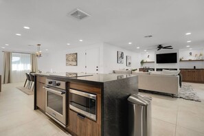 Fridge, microwave, oven, stovetop - Prime Location Oasis with Pool: Perfect Getaway! (Chandler)