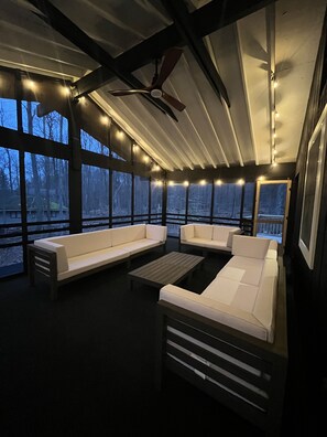 Smart-TV, Kamin, Videospiele, Tischfußball