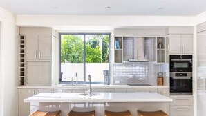 Coffee/tea maker, fridge, microwave, oven - Beachhaven - walk to beach (Yaroomba)