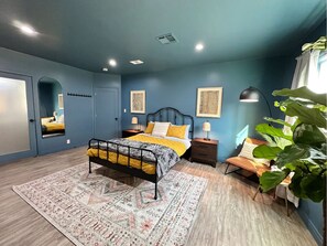 3 habitaciones, tabla de planchar con plancha, wifi y ropa de cama 