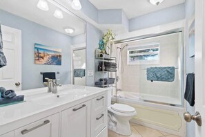 Shower, hair dryer - Las Olas Getaway Near Beach Dining & Shopping (Fort Lauderdale)