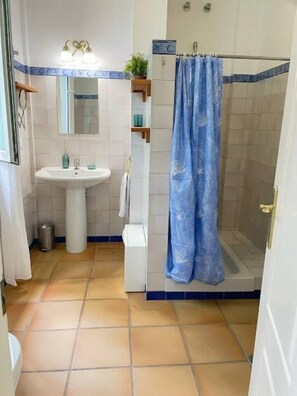 Dusche, Haartrockner, Handtücher