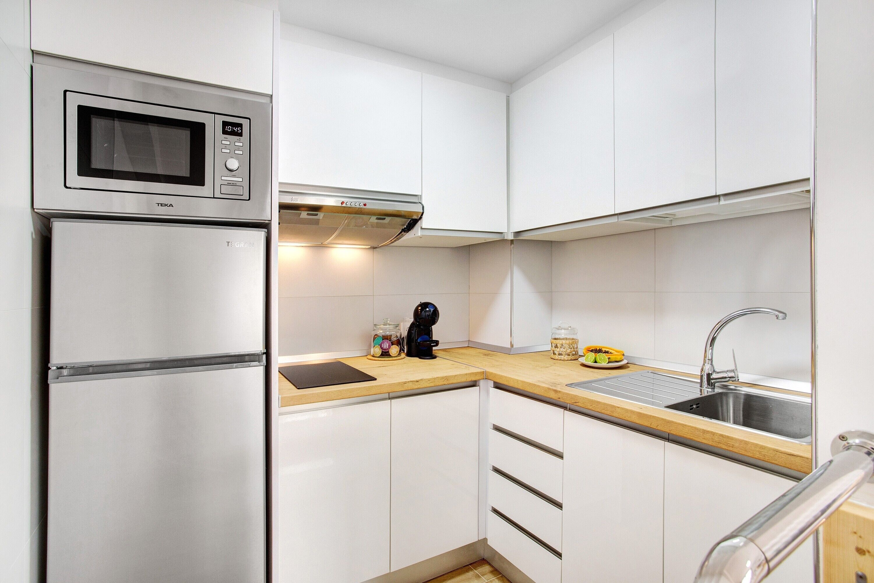 Réfrigérateur, micro-ondes, plaque de cuisson, cafetière/bouilloire