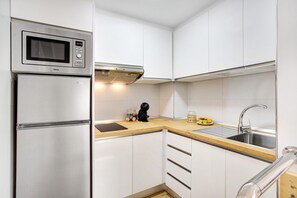 Frigorifero, microonde, piano cottura, macchina per tè/caffè