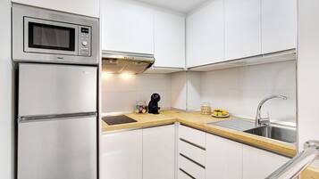 Een koelkast, een magnetron, een kookplaat