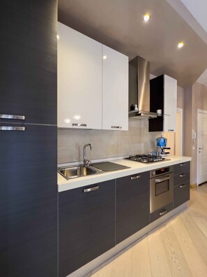 Frigorifero, piano cottura, lavastoviglie, macchina per tè/caffè