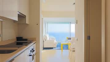 Kjøleskap, mikrobølgeovn, kokeplater og oppvaskmaskin