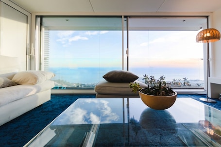 TV. Apartment 'Sitges Suites B' with Sea View, Wi-Fi and Air Conditioning