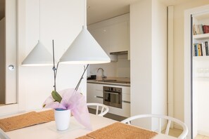 Fridge, microwave, stovetop, dishwasher - Apartment 'Sitges Suites B' with Sea View, Wi-Fi and Air Conditioning (Sitges)