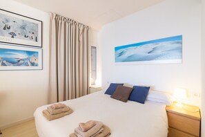 2 bedrooms, free WiFi, bed sheets - Apartment 'Sitges Suites B' with Sea View, Wi-Fi and Air Conditioning (Sitges)