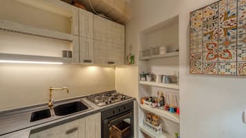 Kjøleskap, mikrobølgeovn, ovn og kokeplater