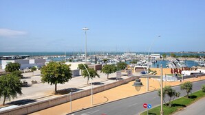 A marina with boats, a parking area, and a road with a no-entry sign. - Apartment 'La Barca' with Shared Terrace, Wi-Fi, and Air Conditioning (Chipiona)