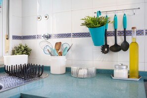 Fridge, microwave, oven, stovetop - Apartment 'La Barca' with Shared Terrace, Wi-Fi and Air Conditioning (Chipiona)