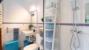 Chuveiro, secador de cabelo, toalhas de banho