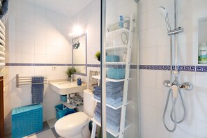 Shower, hair dryer, towels - Apartment 'La Barca' with Shared Terrace, Wi-Fi and Air Conditioning (Chipiona)