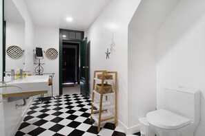 Douche, sèche-cheveux, serviettes fournies