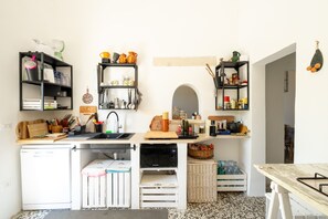 Een koelkast, een magnetron, een oven, een kookplaat