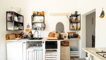 Réfrigérateur, micro-ondes, four, plaque de cuisson