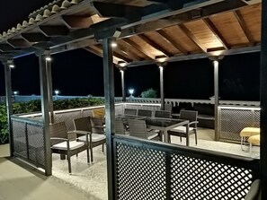 Outdoor dining - Vacation Villa 'Cool 4-bedroom  with Sea Views' with Sea View, Wi-Fi and Air Conditioning (Barrio Los Menores)