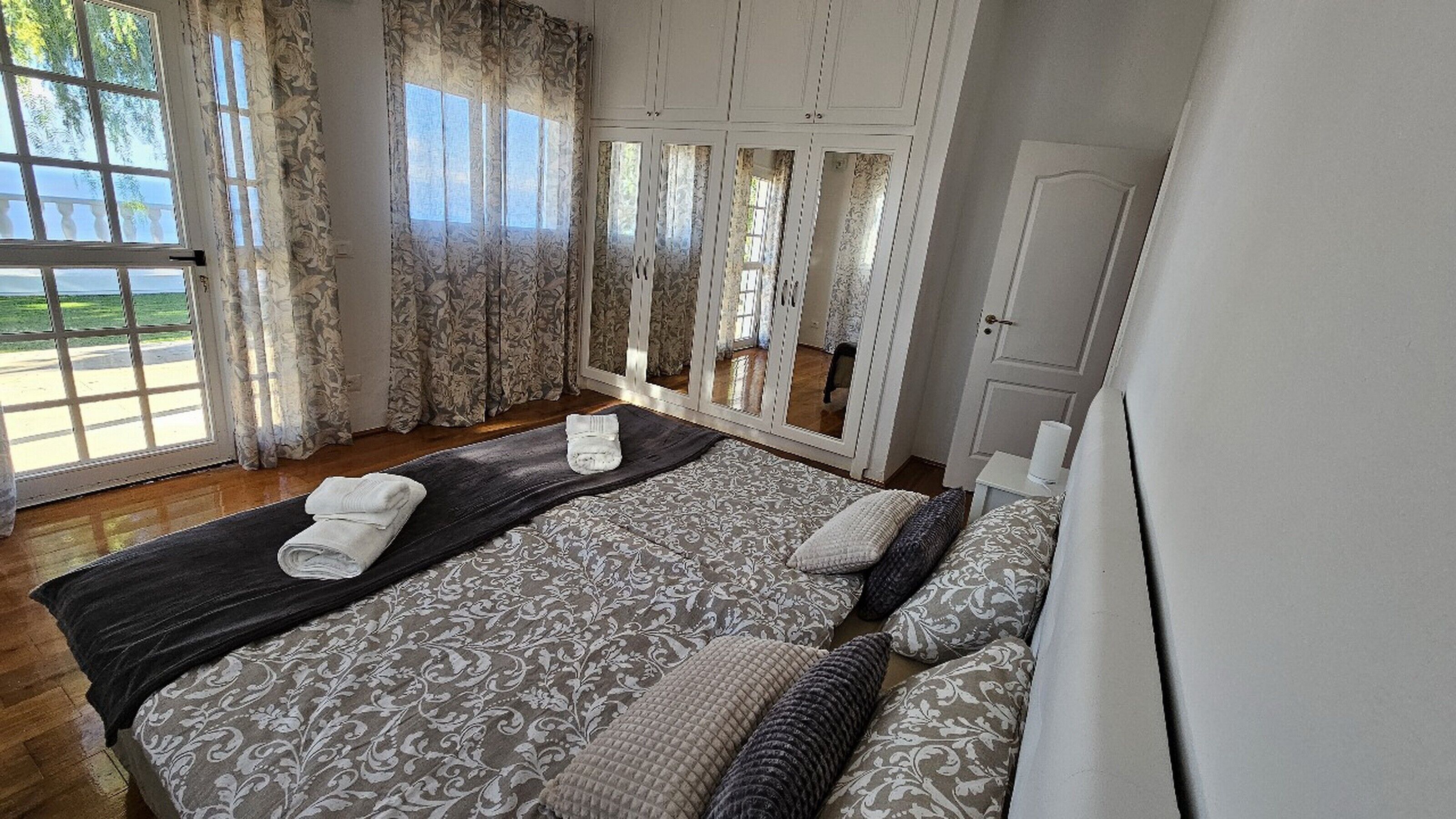 5 slaapkamers, een strijkplank/strijkijzer, gratis wifi, beddengoed