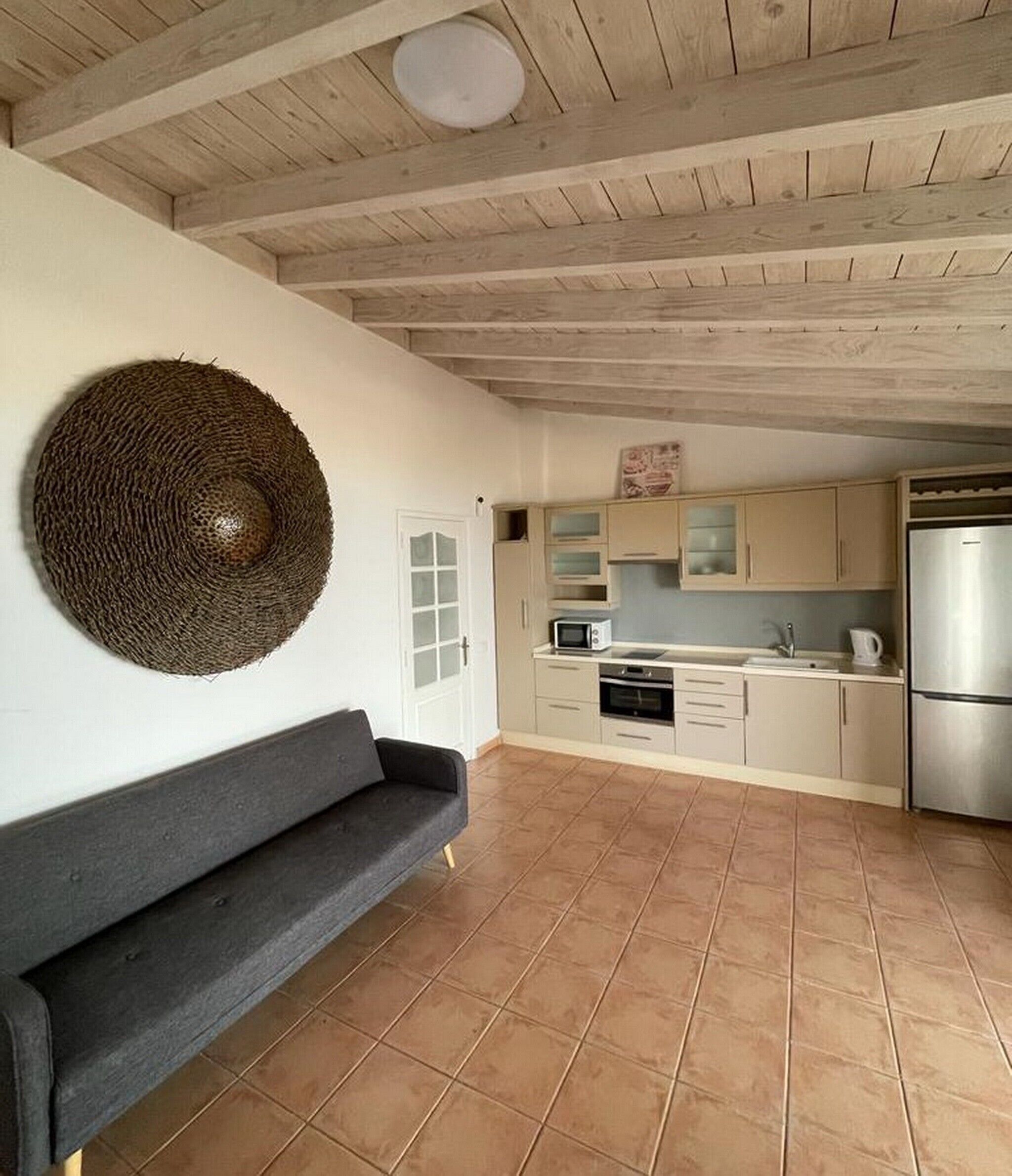 TV, caminetto, lettore DVD, impianto stereo