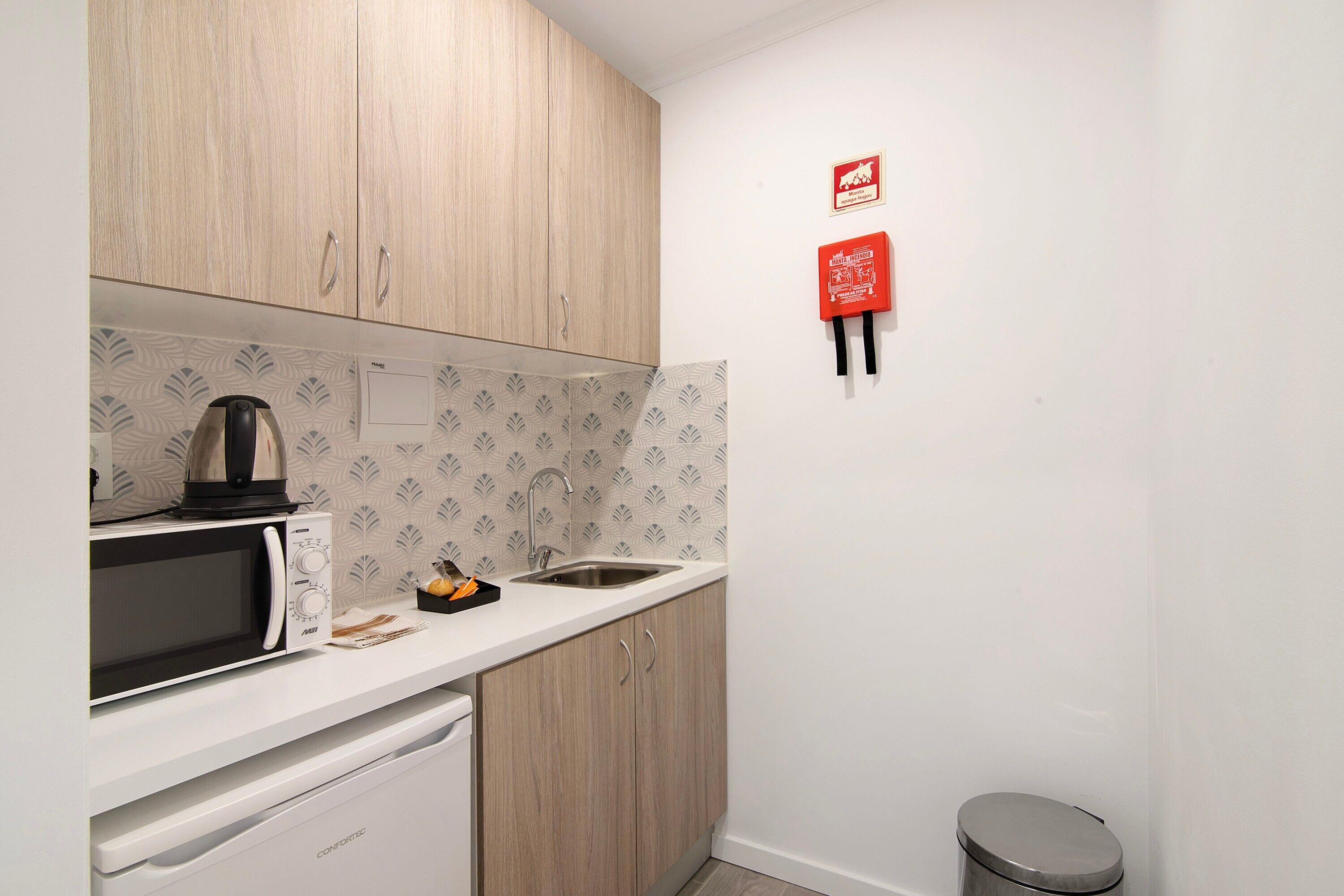 Een koelkast, een microgolfoven, een kookplaat