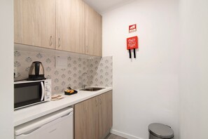 Jääkaappi, mikroaaltouuni, liesi, kahvin-/teenkeitin